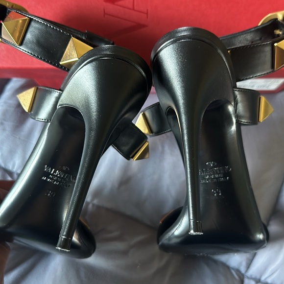Valentino Garavani Roman Stud Calfskin Sandal. Excellent condition. Worn twice. - Picture 10 of 12